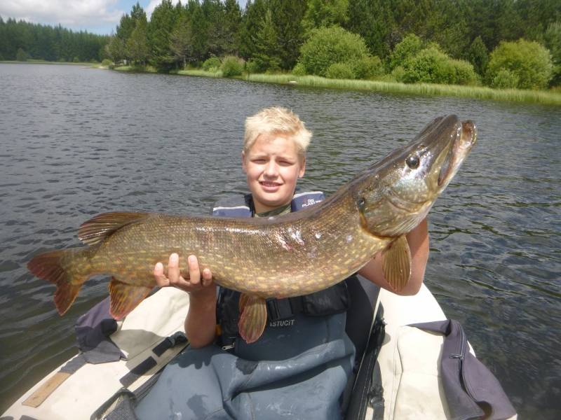 Journée de pêche au brochet sur le lac de Charpal