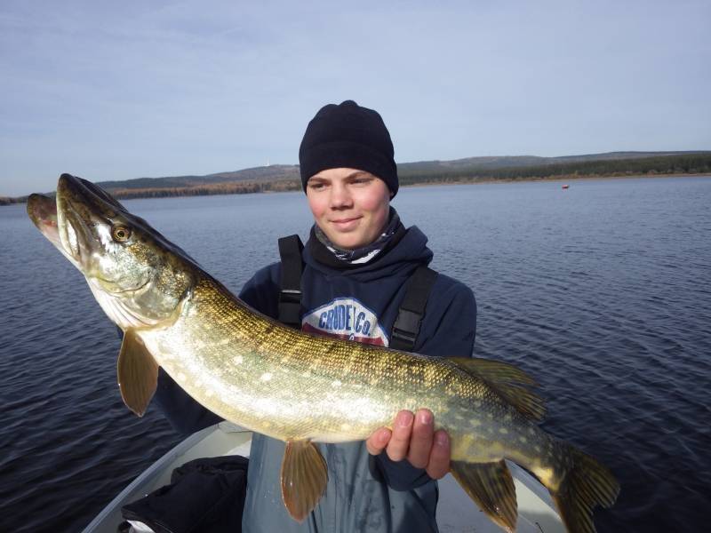 Journée de pêche au brochet sur le lac de Charpal