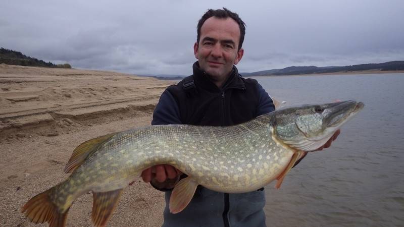 Journée de pêche aux carnassiers sur le lac de Naussac