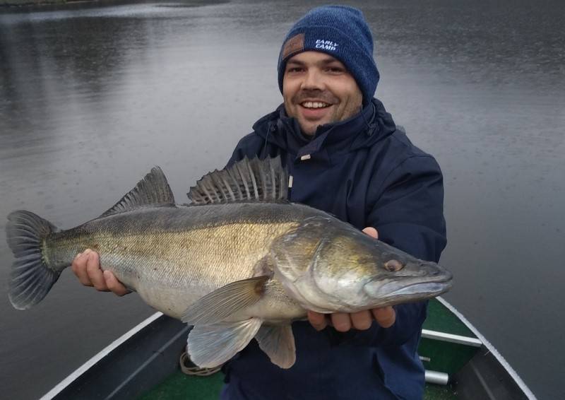 Pêche des carnassiers en bateau sur le barrage de Grangent