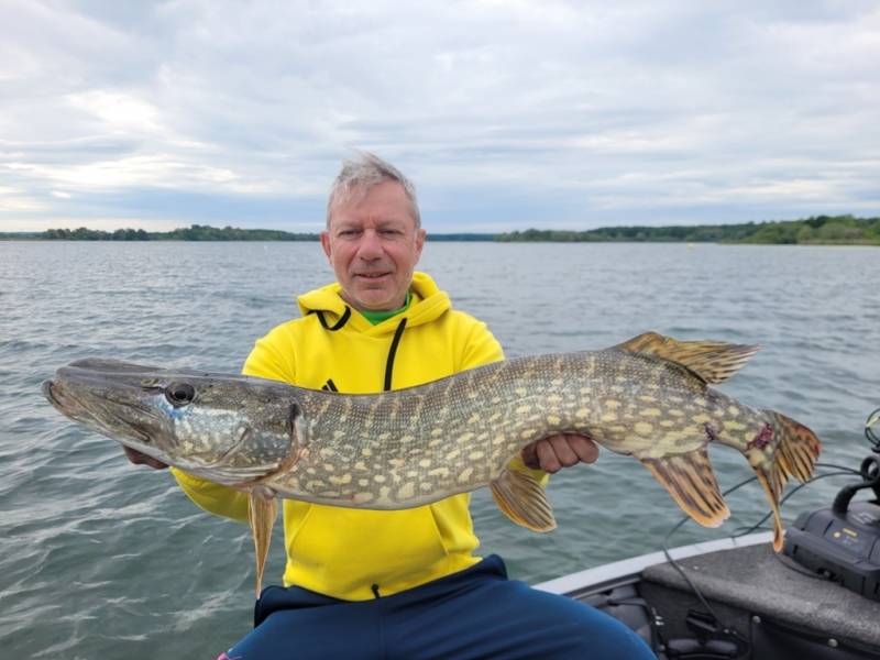 Stage de pêche au brochet et à la perche en bateau sur le Lac du Der avec vincent de bruyne guide de pêche
