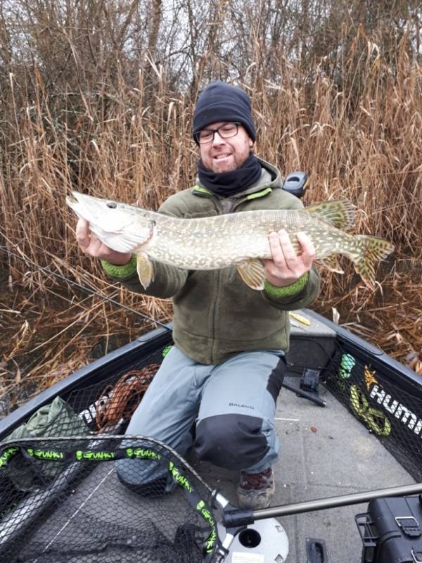 Stage de pêche au brochet, au sandre et à la perche sur la Seine avec vincent de bruyne guide de pêche