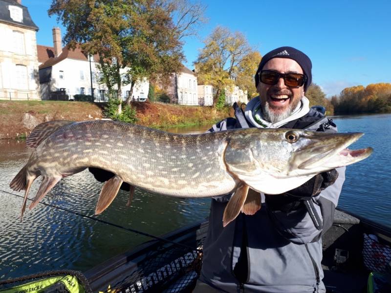 Stage de pêche au brochet, au sandre et à la perche sur la Seine avec vincent de bruyne guide de pêche