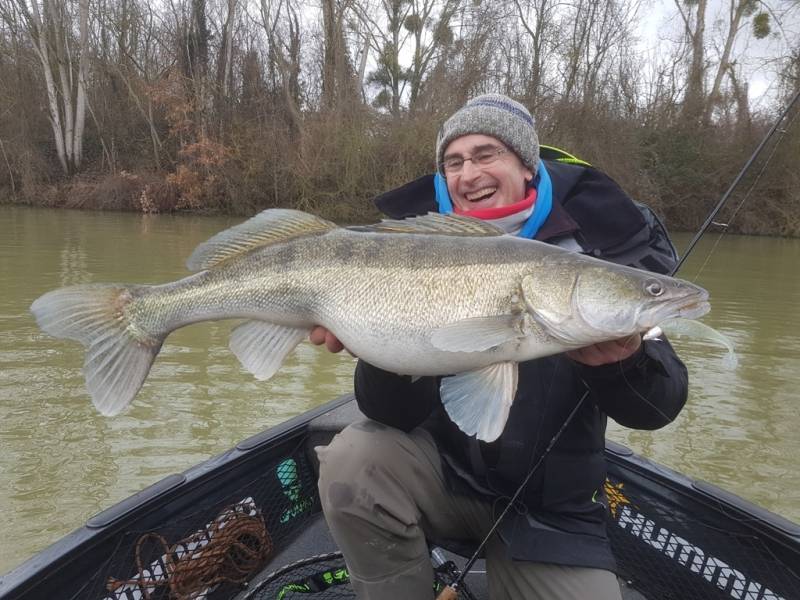 Stage de pêche au brochet, au sandre et à la perche sur la Seine avec vincent de bruyne guide de pêche