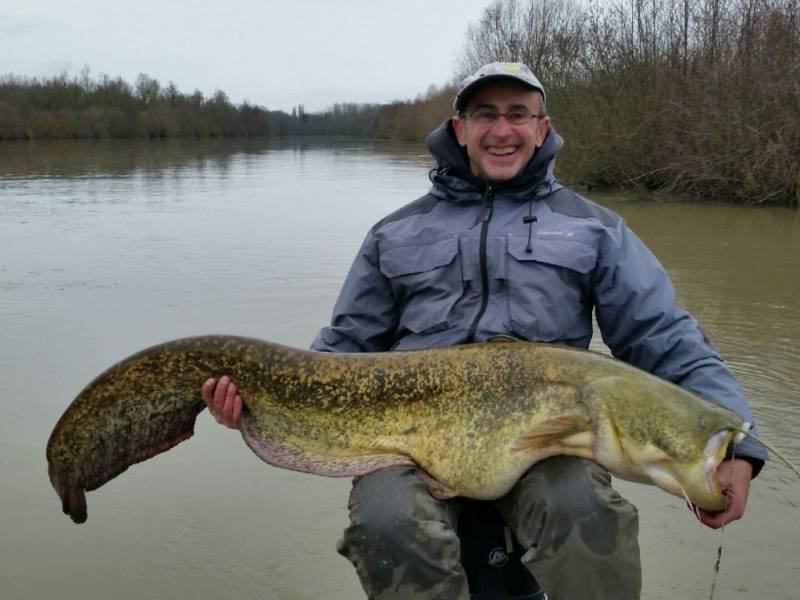 Stage de pêche au brochet, au sandre et à la perche sur la Seine avec vincent de bruyne guide de pêche