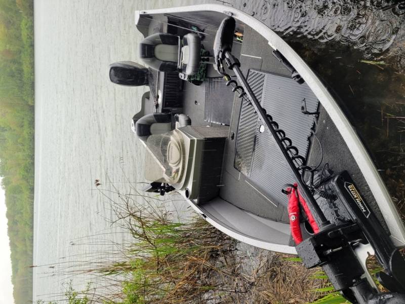 Stage de pêche au brochet et à la perche en bateau sur les lacs de la Forêt d'Orient avec Vincent de Bruyne guide de pêche