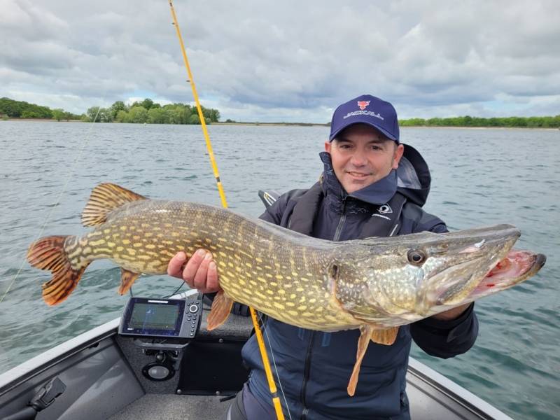 Stage de pêche au brochet et à la perche en bateau sur les lacs de la Forêt d'Orient avec Vincent de Bruyne guide de pêche