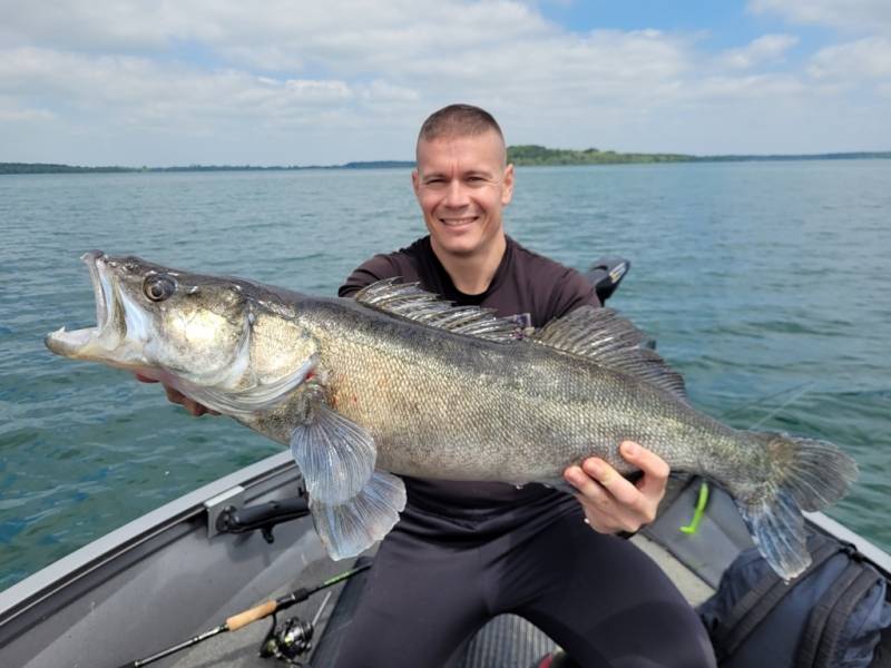 Stage de pêche au brochet et à la perche en bateau sur les lacs de la Forêt d'Orient avec Vincent de Bruyne guide de pêche