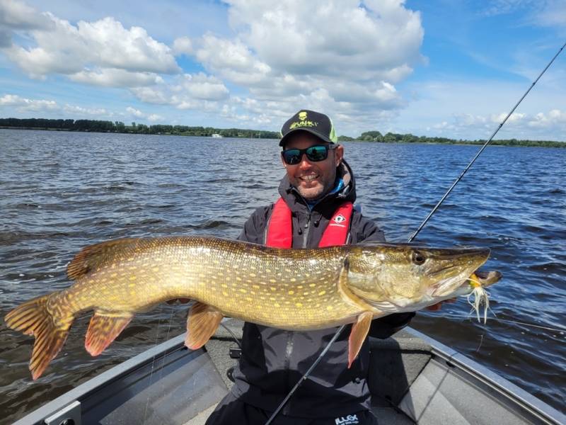 Stage de pêche au brochet et à la perche en bateau sur les lacs de la Forêt d'Orient avec Vincent de Bruyne guide de pêche