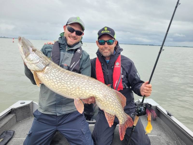 Stage de pêche au brochet et à la perche en bateau sur les lacs de la Forêt d'Orient avec Vincent de Bruyne guide de pêche