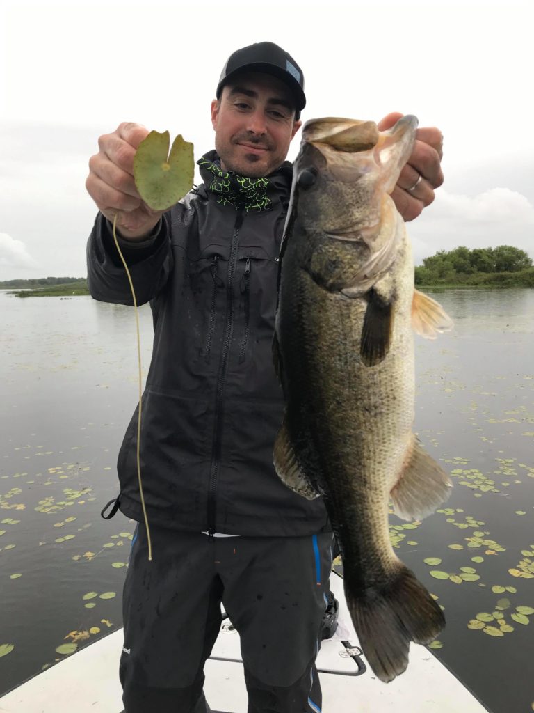 Valentin pose avec ce magnifique bass qui se cachait dans les nénuphars