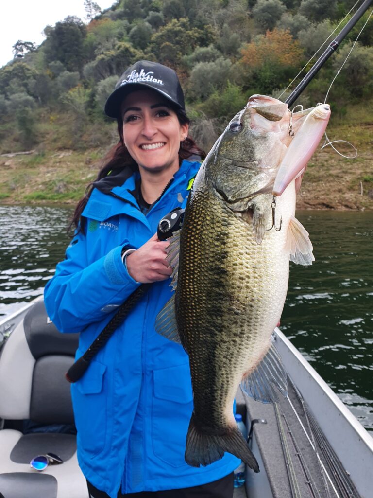 meilleur moulinet casting 2024 
Charlie pose avec un bass capturé sur evergreen gigantes et moulinet ZPI alcance