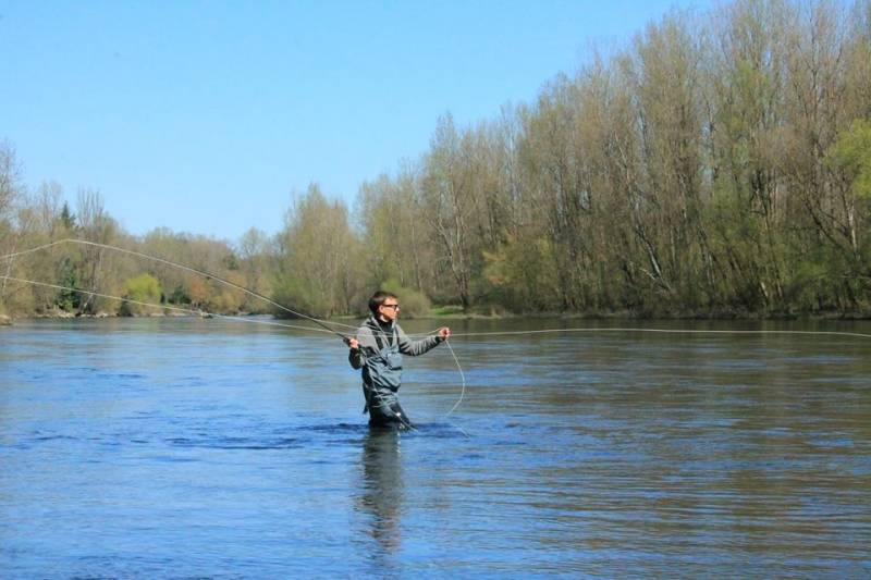 Pesca con mosca en la Dordogne Corrézienne