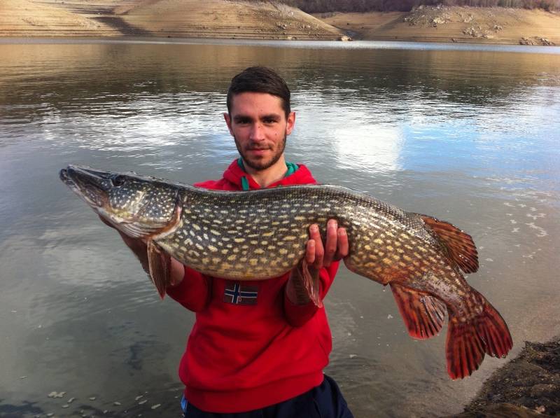 Carnivore fishing on the Saint-Etienne-Cantalès dam