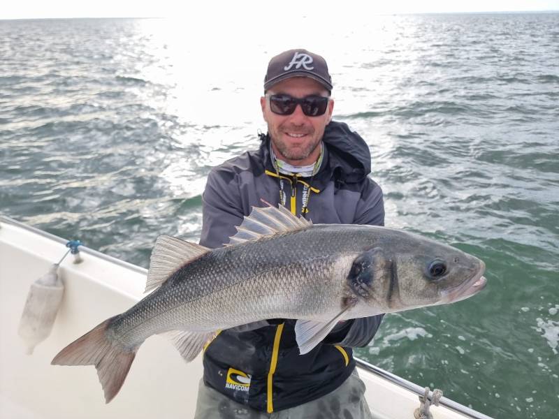 Pesca de lubinas en la costa atlántica de la bahía de Arcachon