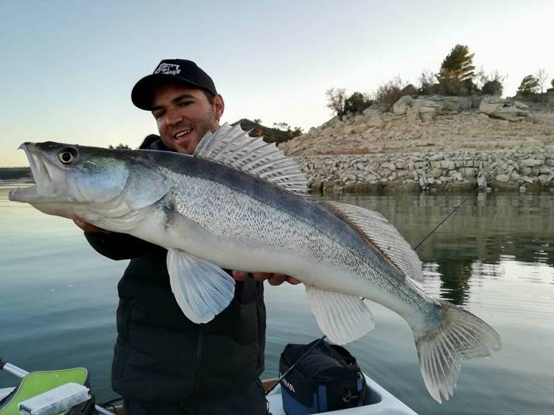 Carnivore fishing break in Mequinenza