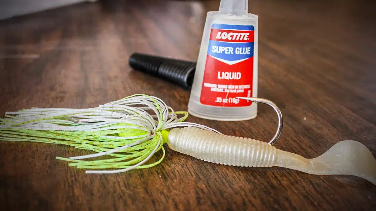 colle pour leurre souple