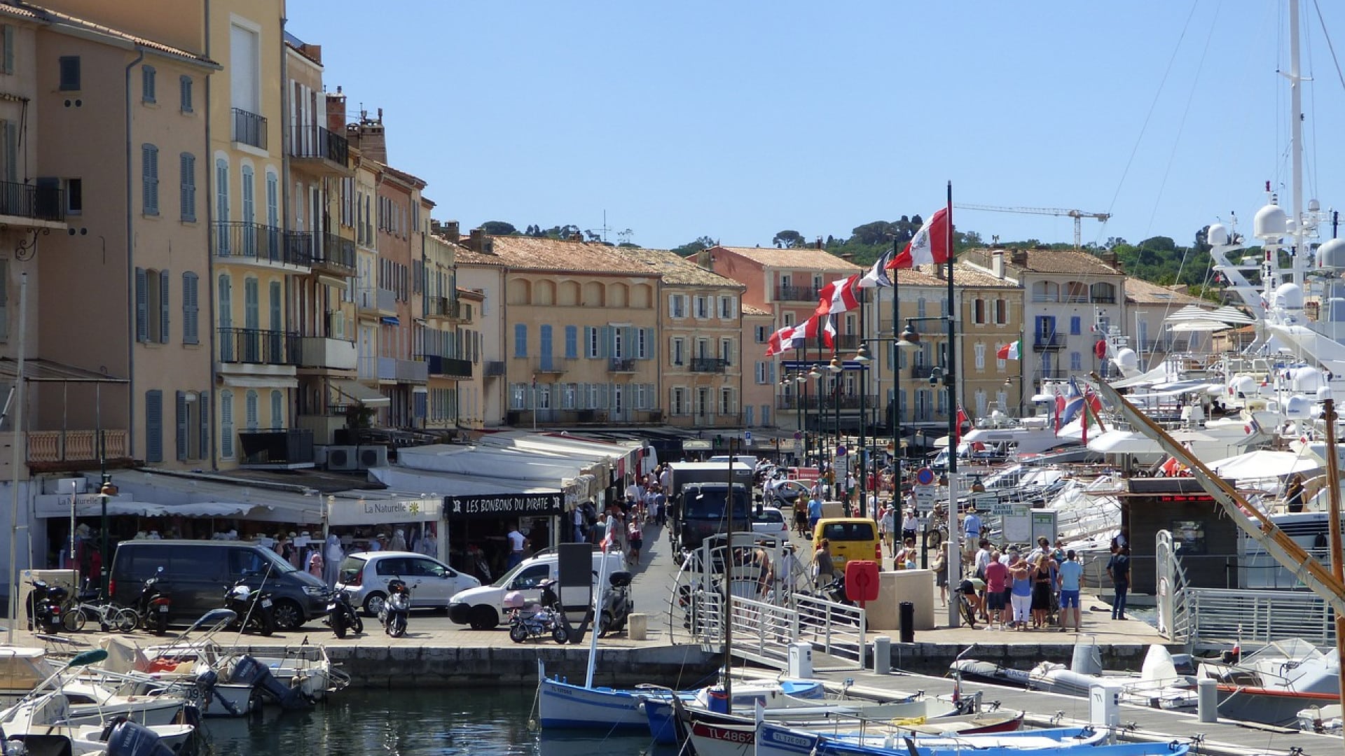 Visitez Saint-Tropez : l’histoire fascinante d’un port de pêche devenu glamour !