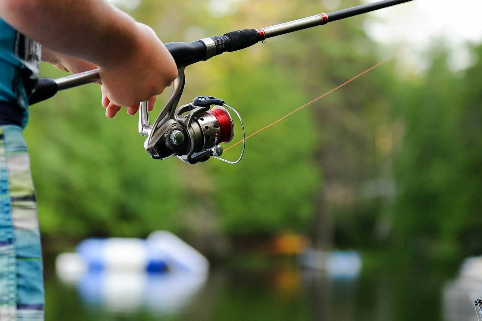 Ned rig : le montage finesse pour perches et black-bass Canne spinning légère et moulinet pour la pêche finesse