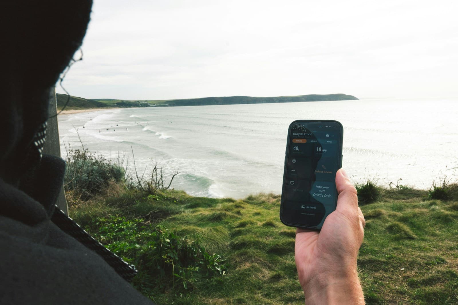 RecFishing : déclarer ses prises de pêche en mer (2026) Smartphone en main au bord de la mer